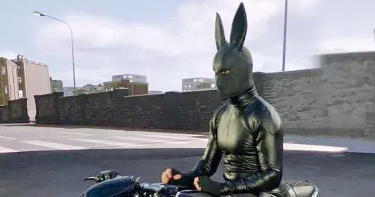 Conheça #BunnyMan, um rapper bilionário anônimo que esconde sua identidade atrás | Cinexcepción