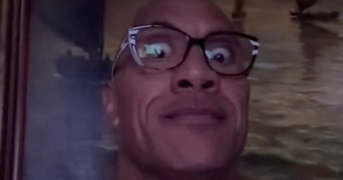 Dwayne The Rock Johnson regarde #MyPobreAngelito avec ses filles à Noël. | Cinexcepción