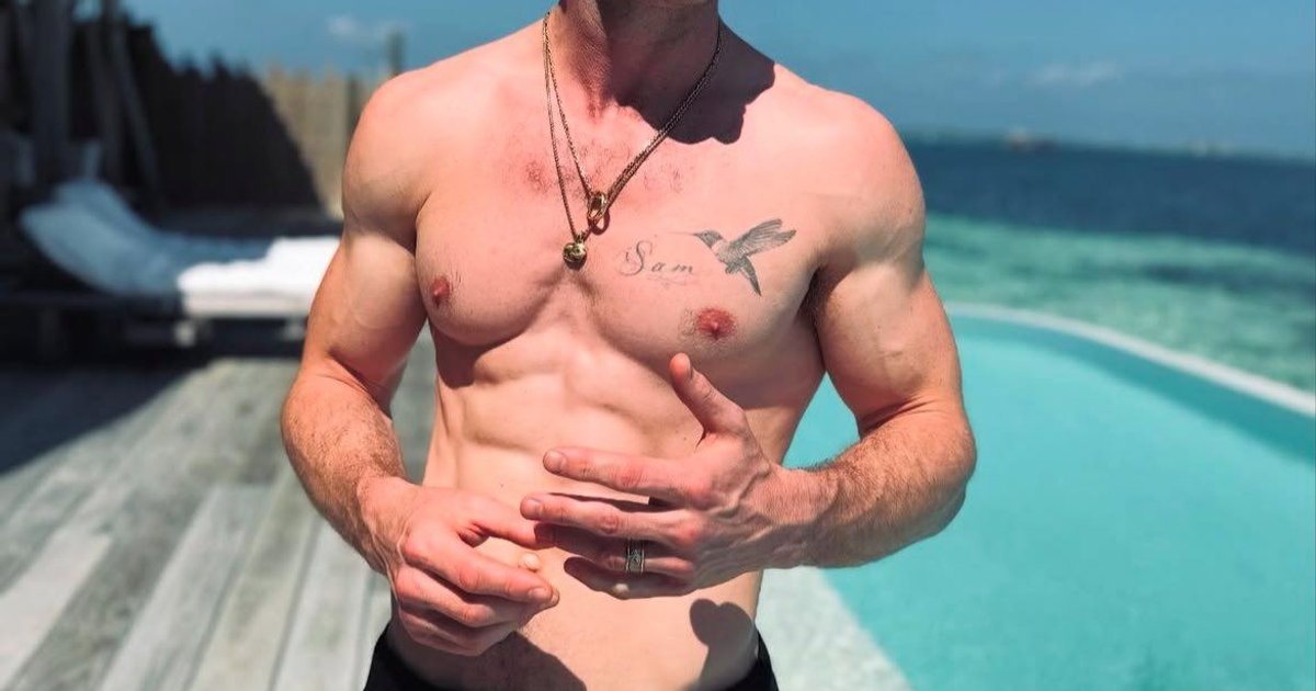Aaron Taylor-Johnson mostrando os seis em suas férias. | Cinexcepción