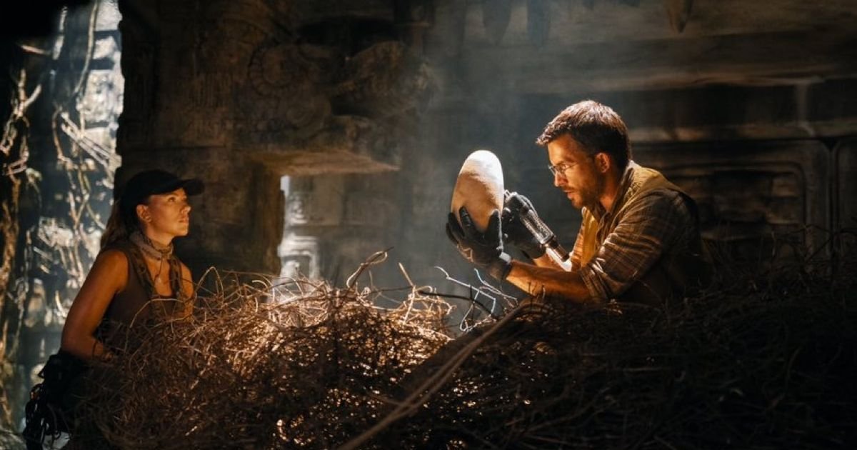 Neues Bild von Jurassic World Rebirth, wo #JonathanBailey zu #ScarlettJohansson | Cinexcepción