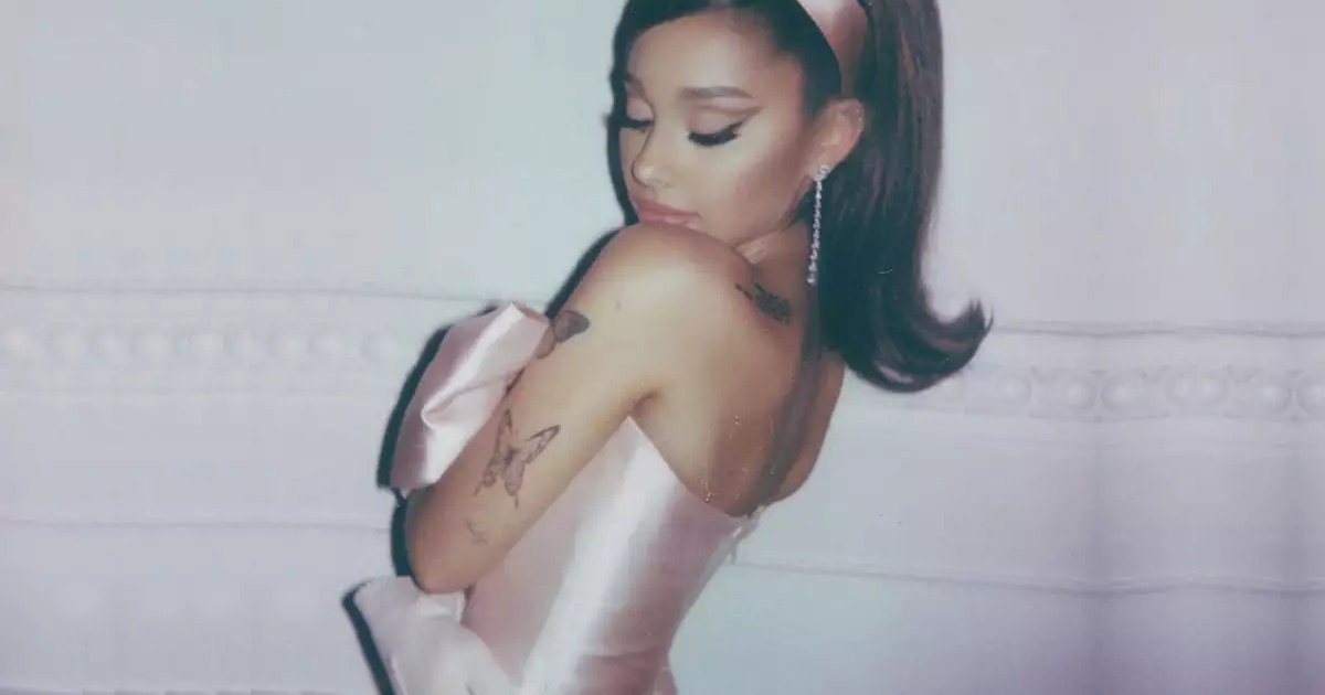 Ariana Grande hat gerade eine Art „Anfrage“ im #MarcAron-Podcast gestellt. | Cinexcepción