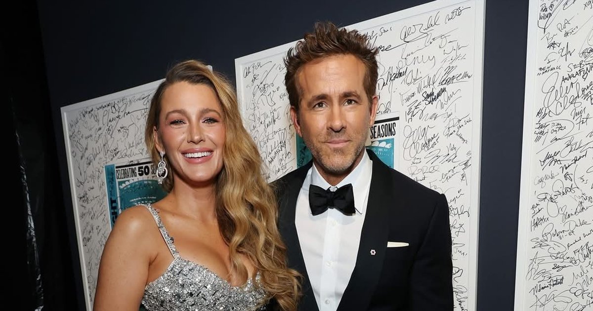 Blake Lively y Ryan Reynolds en la celebración de #SNL50. El pobre trae una | Cinexcepción