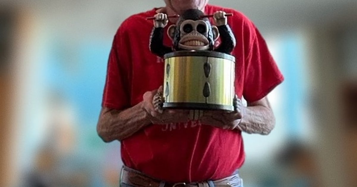 Stephen King com um pombo de O Macaco. | Cinexcepción