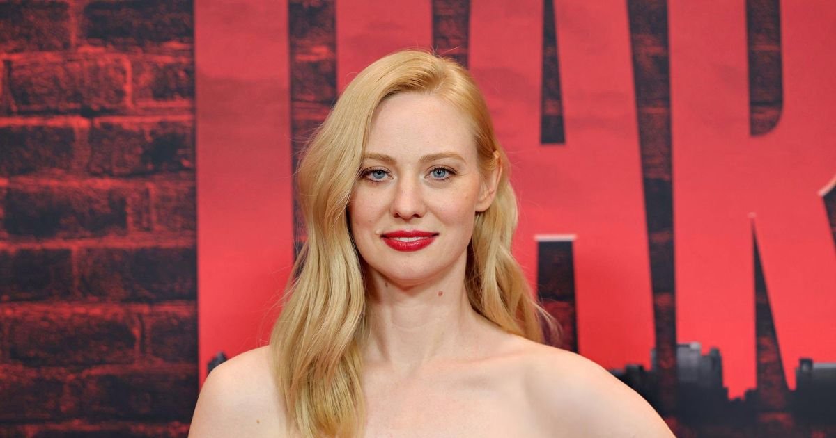 #DeborahAnnWoll at the premiere of #DaredevilBornAgain ♪♫ Oh, come Deborah to me | Cinexcepción