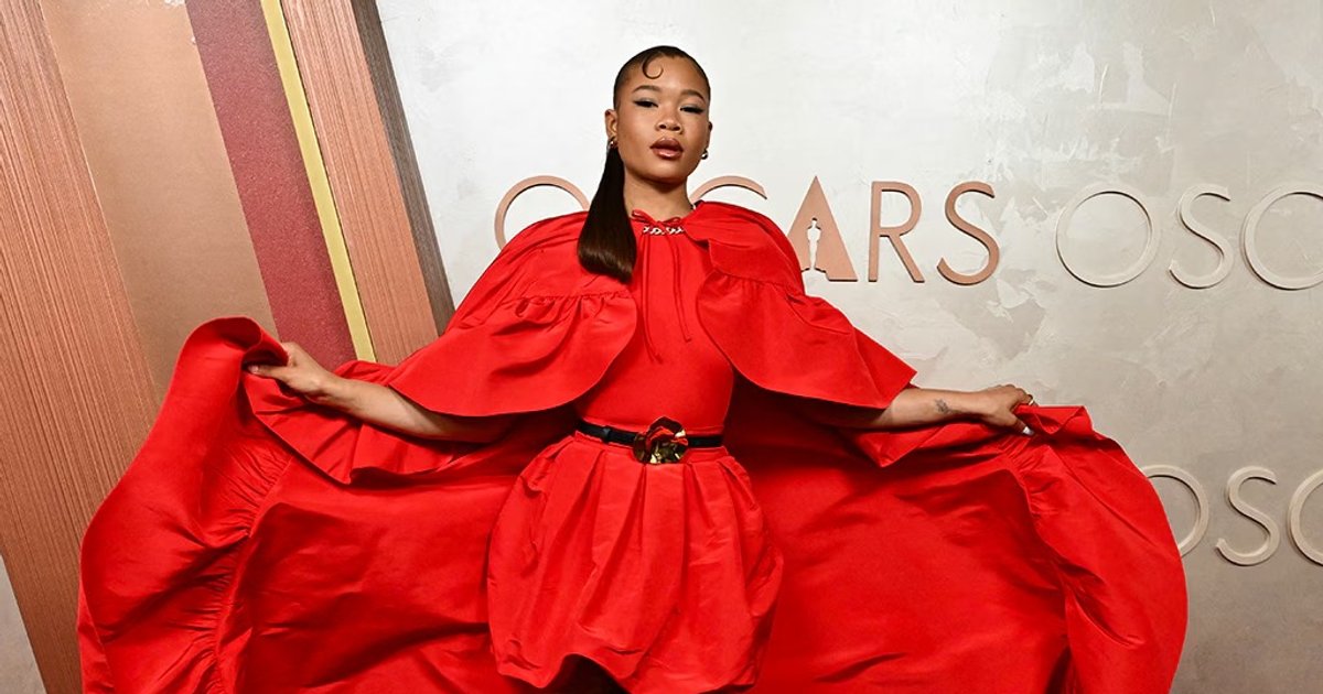Storm Reid em minivestido de tafetá vermelho com capa combinando de Alexandre Va | Cinexcepción