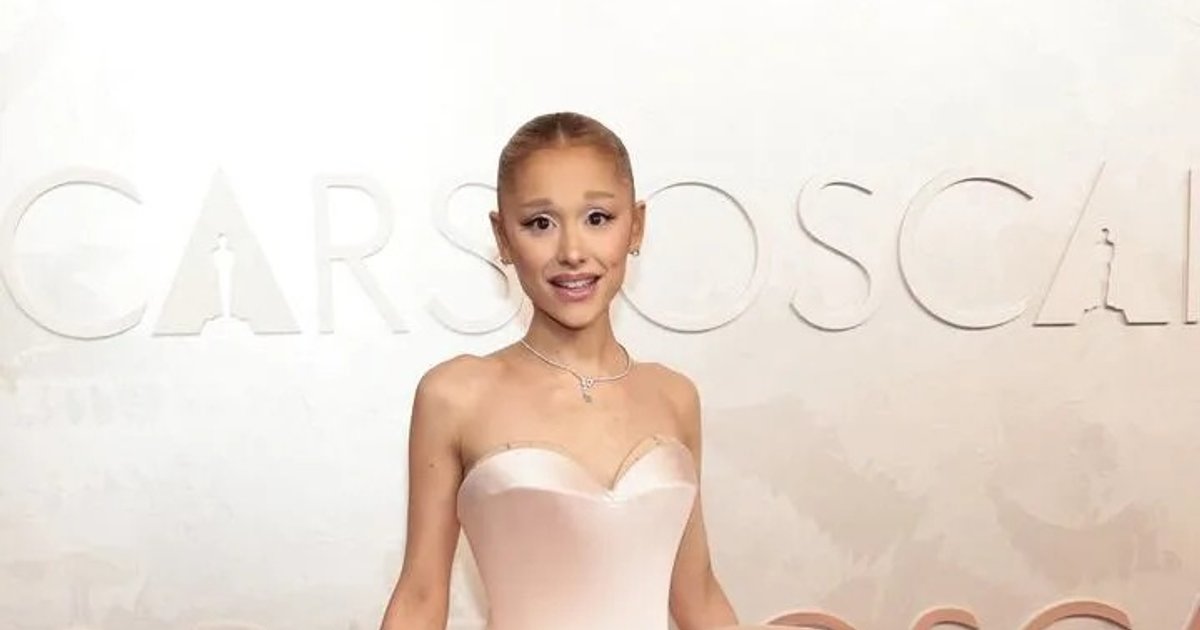 Ariana Grande erscheint auf ihrem ersten roten Teppich in einem rosafarbenen, el | Cinexcepción