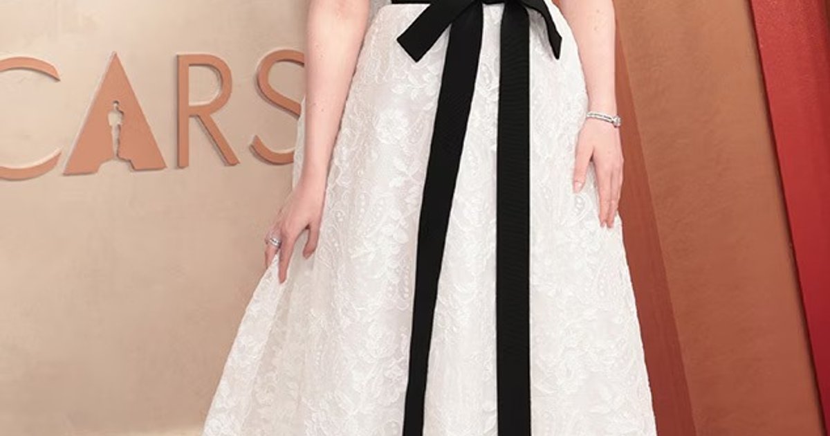 エル・ファニングは、黒い長いリボンのディテールが付いたアイボリーのレースドレスを着ています。ジバンシィのドレス。 | Cinexcepción