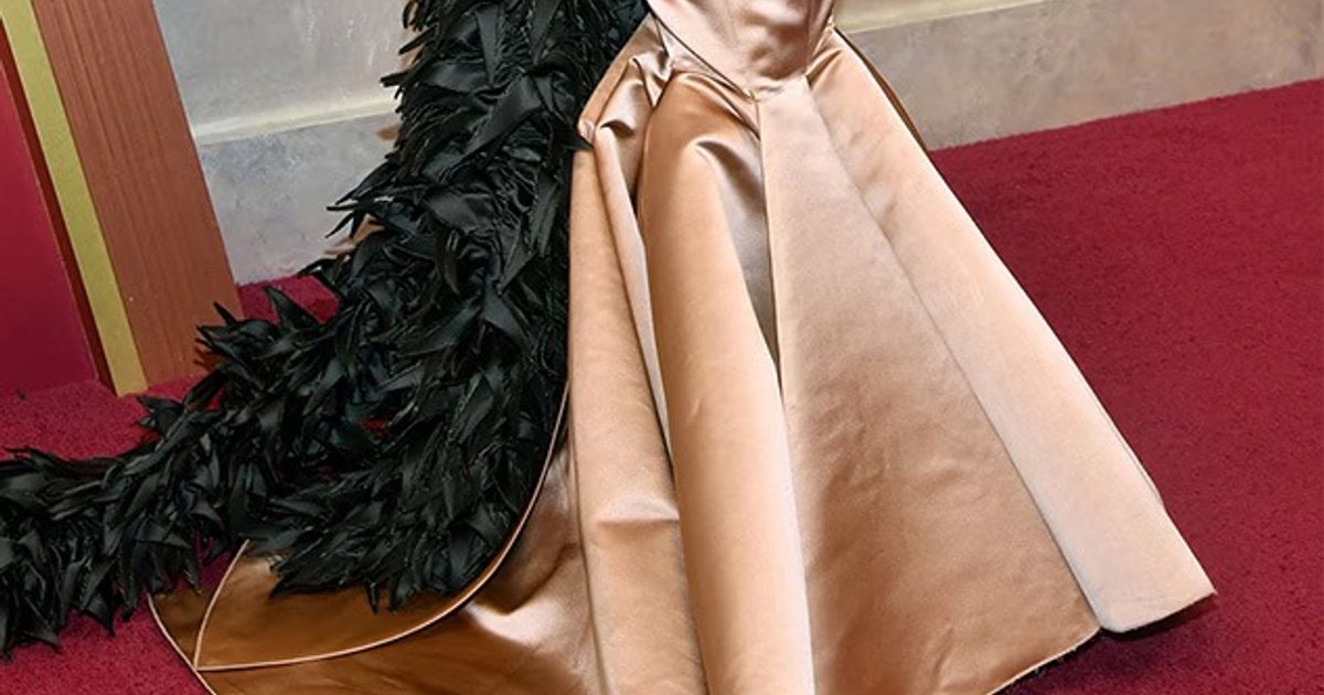 Anok Yai, en vestido de Marni. Satin rosado con estola de plumas negras. | Cinexcepción