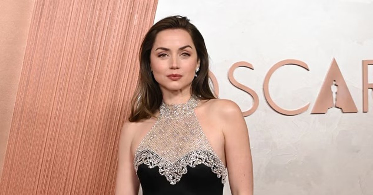 Ana de Armas, in einem schwarzen Kleid mit metallischem Spitzenbesatz. | Cinexcepción