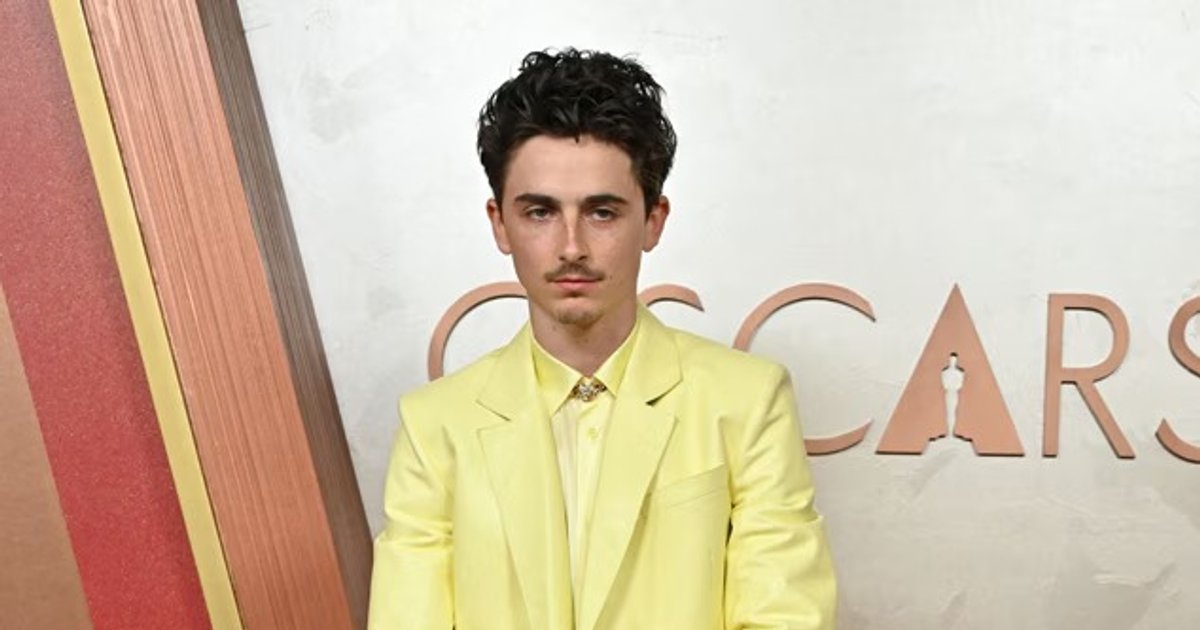 Timothee Chalamet in un abito giallo confezionato da Givenchy. | Cinexcepción