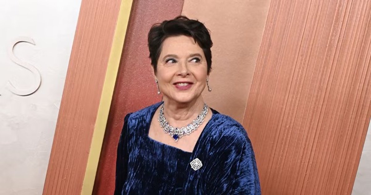 Isabella Rossellini, en robe de velours bleu. | Cinexcepción