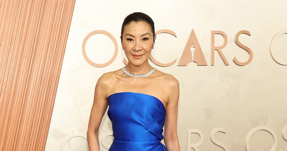 Michelle Yeoh im blauen Satin-Cauda-Kleid ist das beste Beispiel für ein maßgesc | Cinexcepción