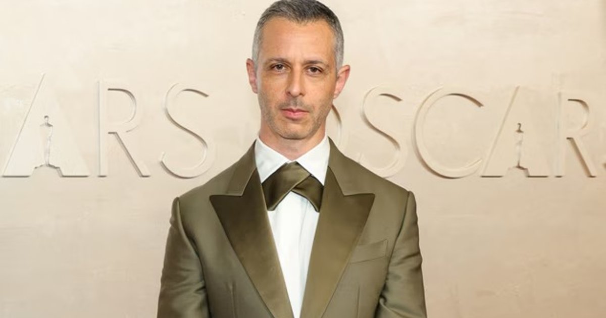 Jeremy Strong em um smoking verde. | Cinexcepción