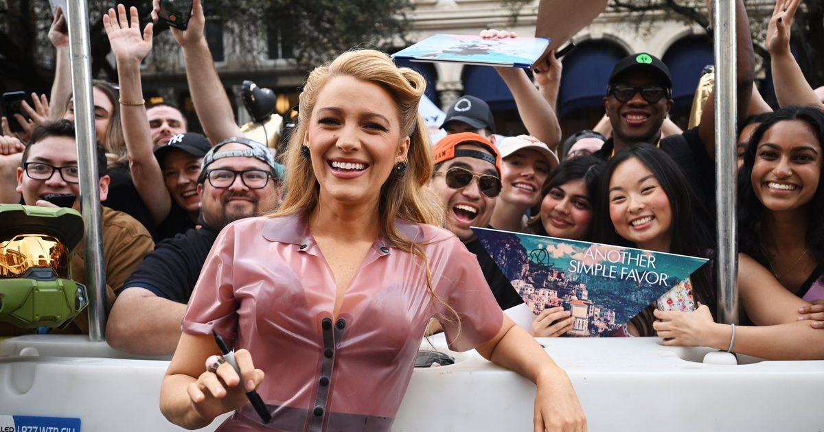 Blake Lively mit ihren Fans bei der Premiere von „Another Simple Favour“ bei SXS | Cinexcepción