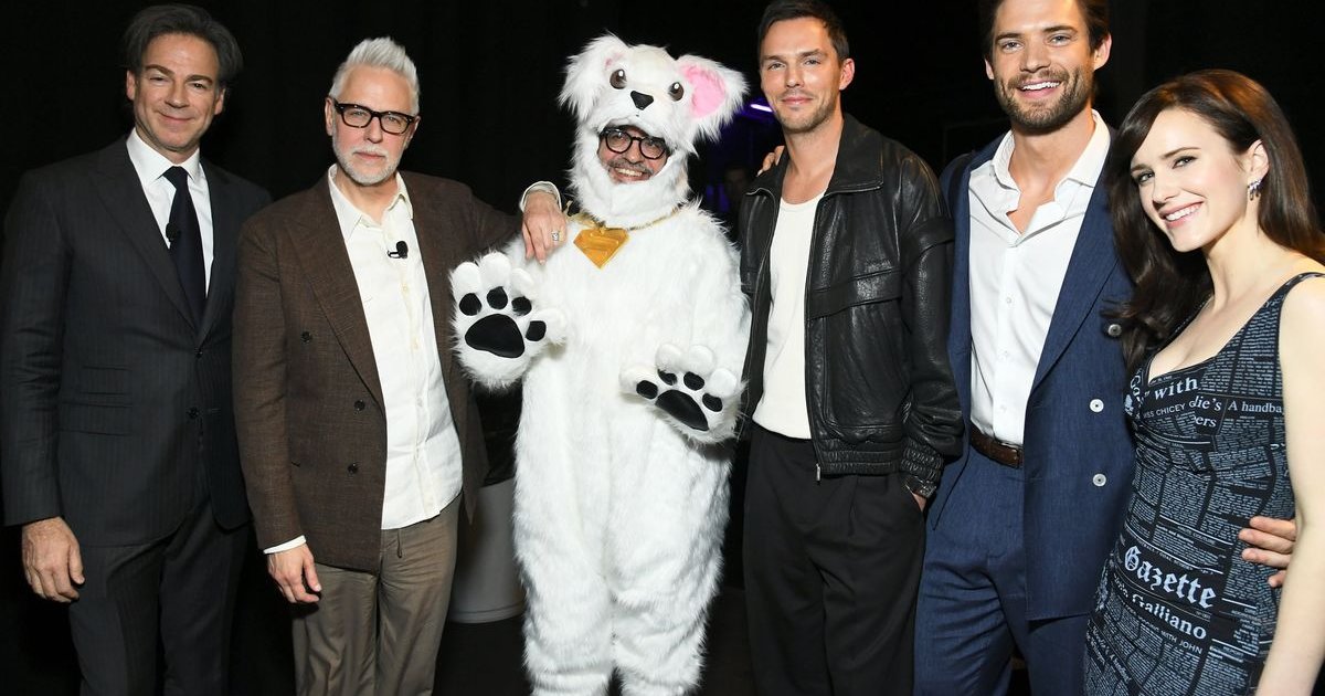Peter Safran and James Gunn (the mere bosses at DC Studios) along with Krypto, L | Cinexcepción