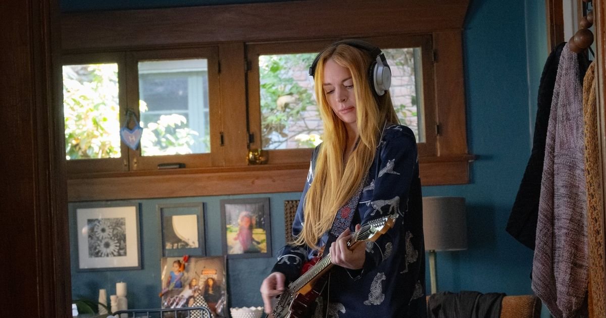 Lindsay Lohan em #FreakierFriday, tocando uma música de Los Acosta. | Cinexcepción