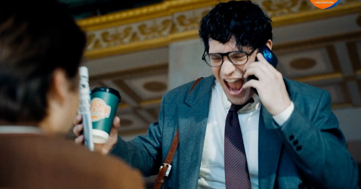 Clark Kent with his friend Jimmy Olsen, joking around for a while at work. | Cinexcepción