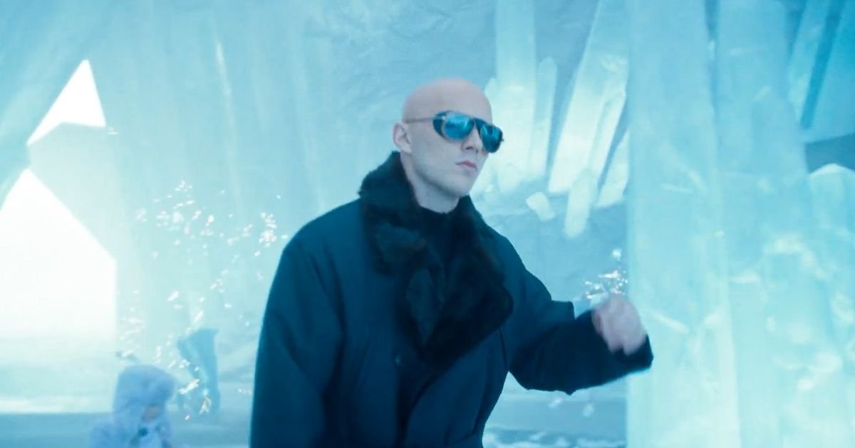 Pitbull chegando ao Alasca para dar um show. | Cinexcepción