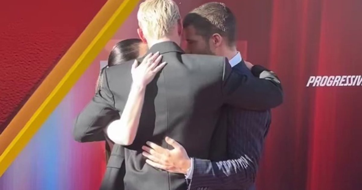 レイチェル・ブロズナハン、ニコラス・ホルト、#デビッド・コレンスウェットの三者キス。 | Cinexcepción