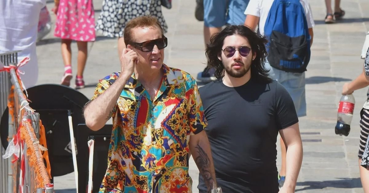 Nicolas Cage spaziert mit seinem Sohn Kal-El Coppola Cage durch die Straßen von | Cinexcepción