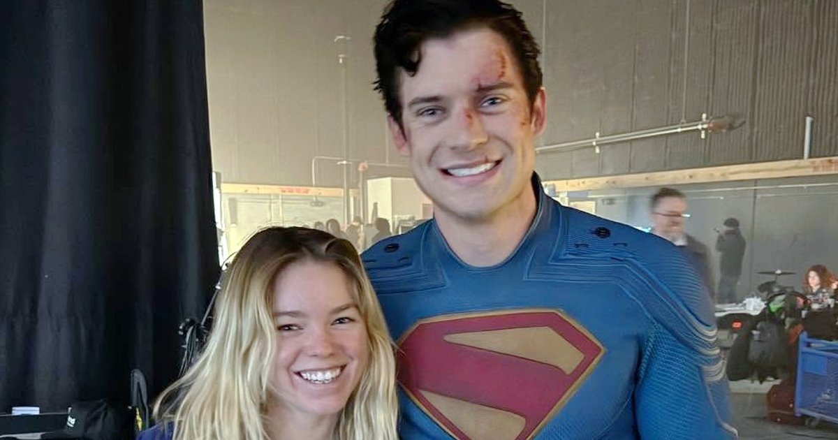 Haben Sie sich jemals gefragt, wo Superman sein Handy aufbewahrt, wenn sein Anzu | Cinexcepción