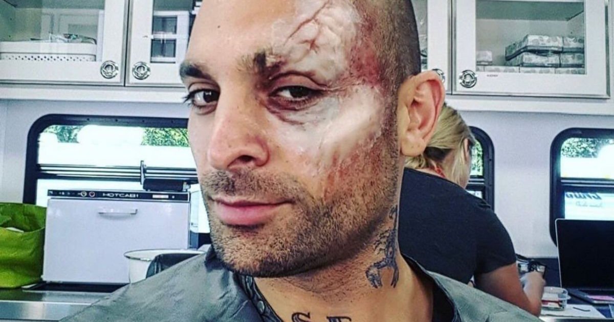 Michael Mando na sala de maquiagem para se tornar Scorpion | Cinexcepción