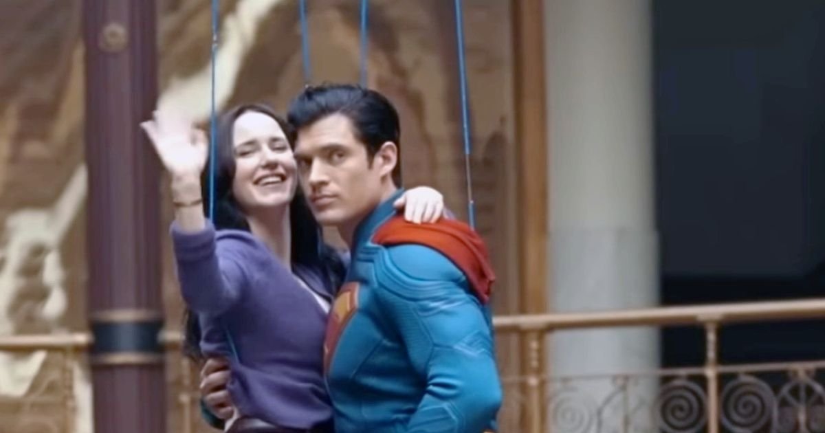 Rachel Brosnahan e David Corenswet durante as filmagens de Superman. | Cinexcepción