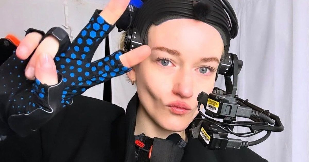 Julia Garner hinter Silver Surfer. | Cinexcepción
