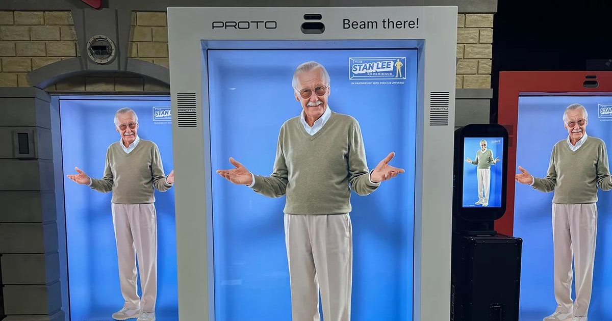 Stan Lee kehrt in Form eines Hologramms mit künstlicher Intelligenz auf einer Co | Cinexcepción