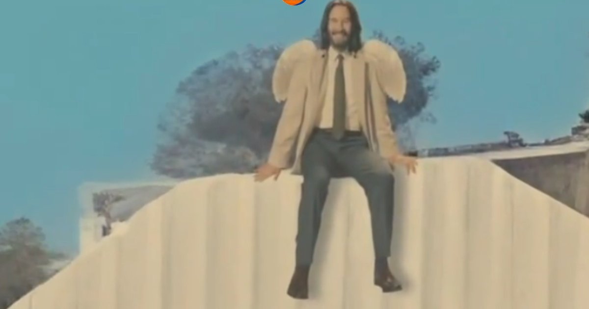 Un banner de Keanu Reeves está sentado en el letrero de Hollywood para la p | Cinexcepción