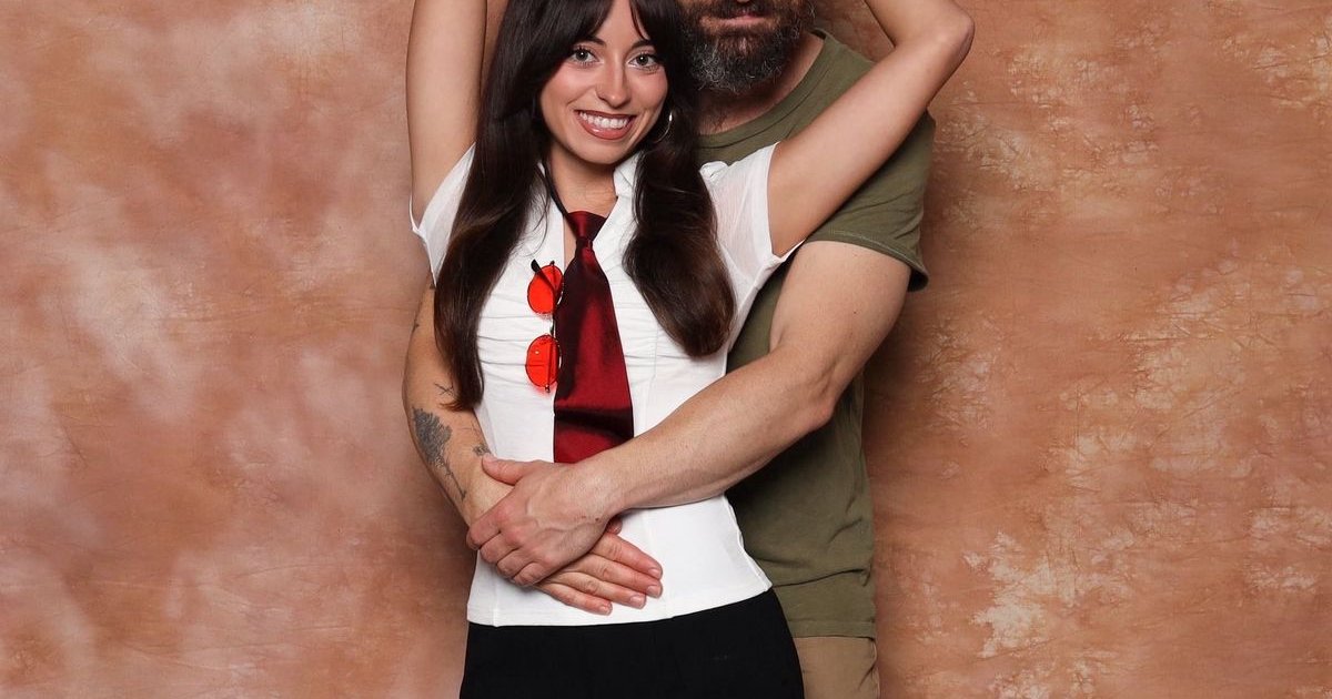 Una fan tomándose una foto con #CharlieCox. El buen Charlie tiene cara de q | Cinexcepción