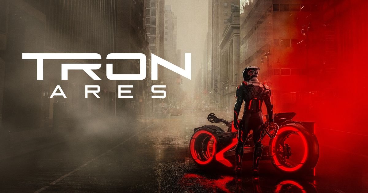 TRON is a doll, very handsome and… bits? | Cinexcepción