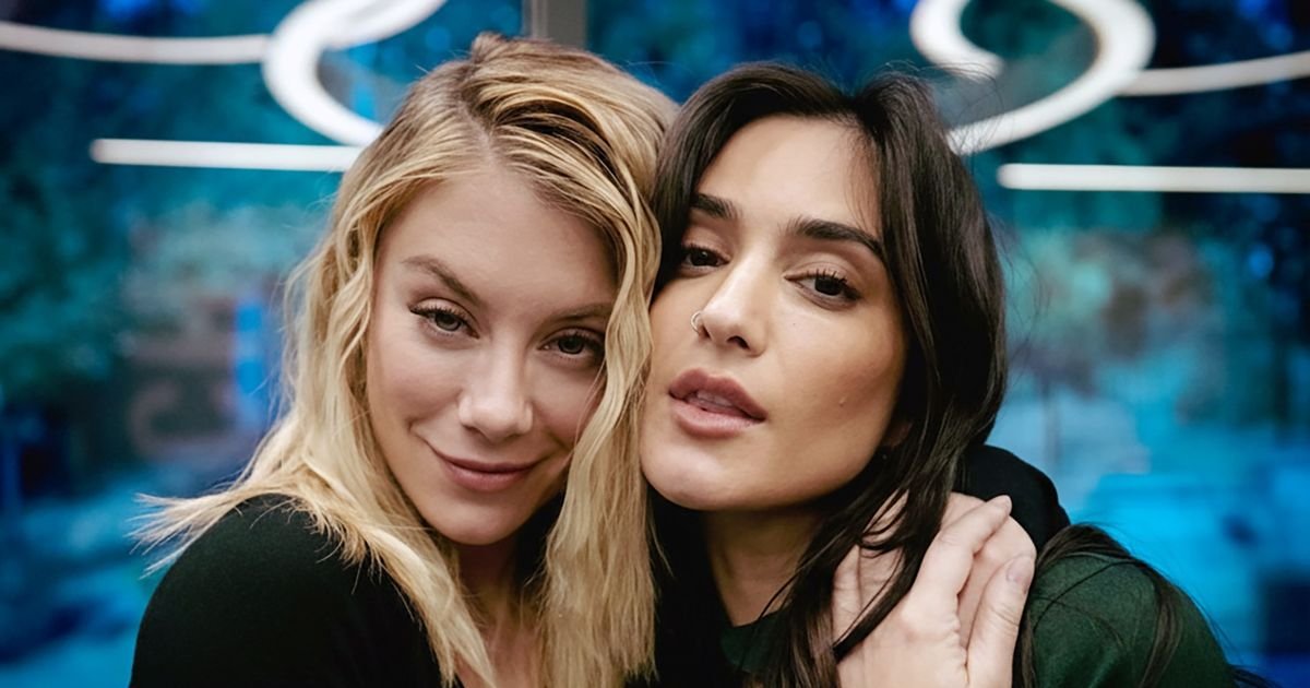 Jennifer Holland e Sol Rodríguez, nos bastidores de #Peacemaker. | Cinexcepción