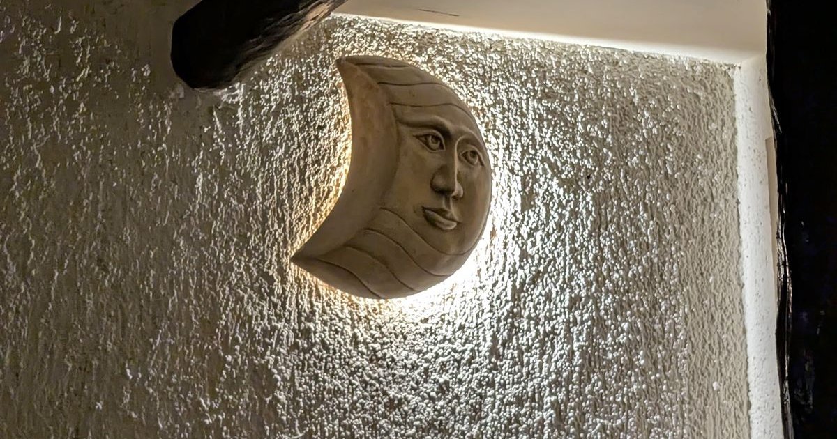 Les lampes de cet hôtel ressemblent à Nicolas Cage. | Cinexcepción