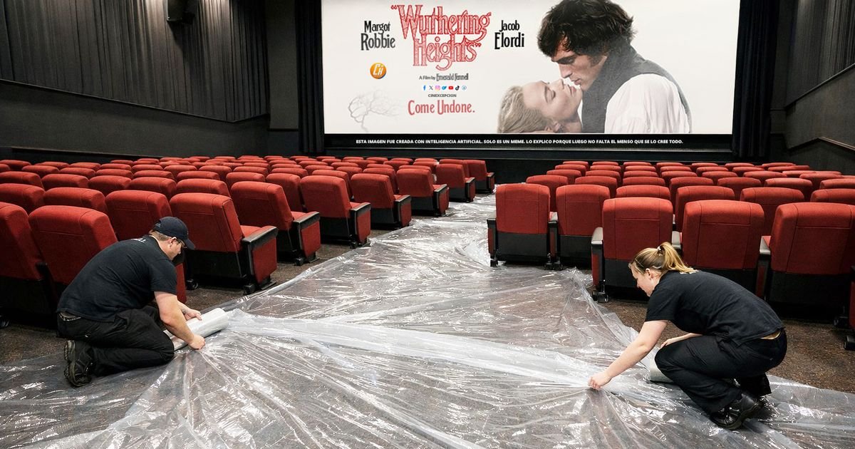 Personal del cine cubriendo la alfombra con plástico antes de una proyecció | Cinexcepción