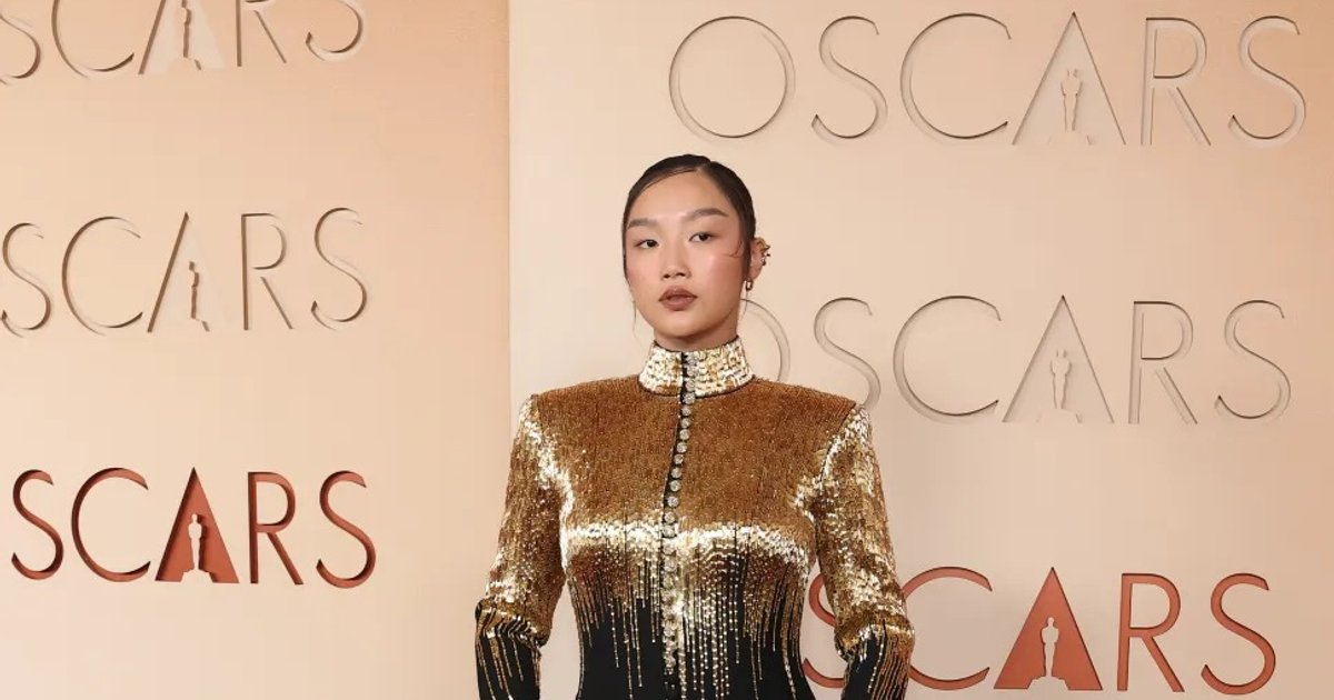 Audrey Nuna, in a black taffeta dress with a gold trim. | Cinexcepción
