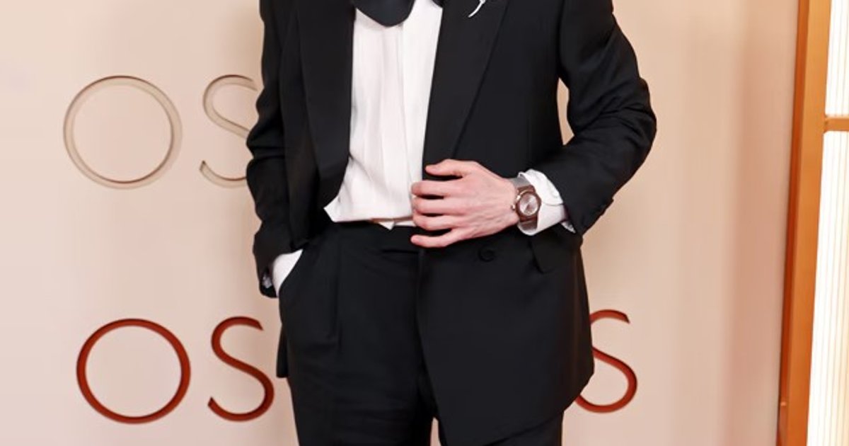 Joe Alwyn im übergroßen Valentino-Smoking. | Cinexcepción