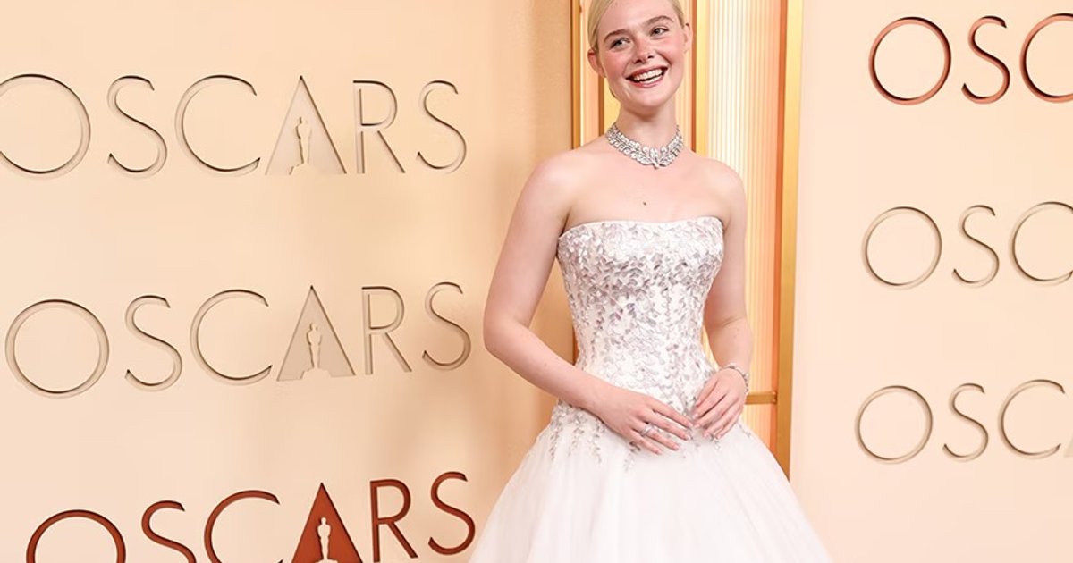 Elle Fanning en vestido strapless con falda de tul con aplicaciones platead | Cinexcepción