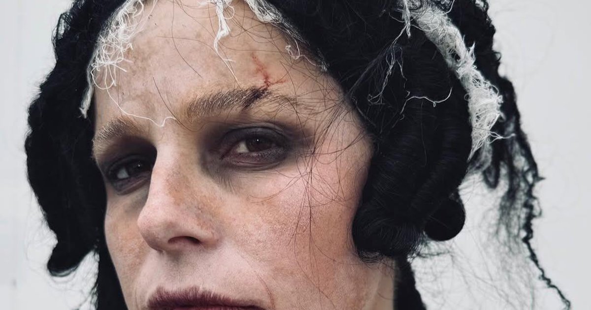 Jessie Buckley no set de 