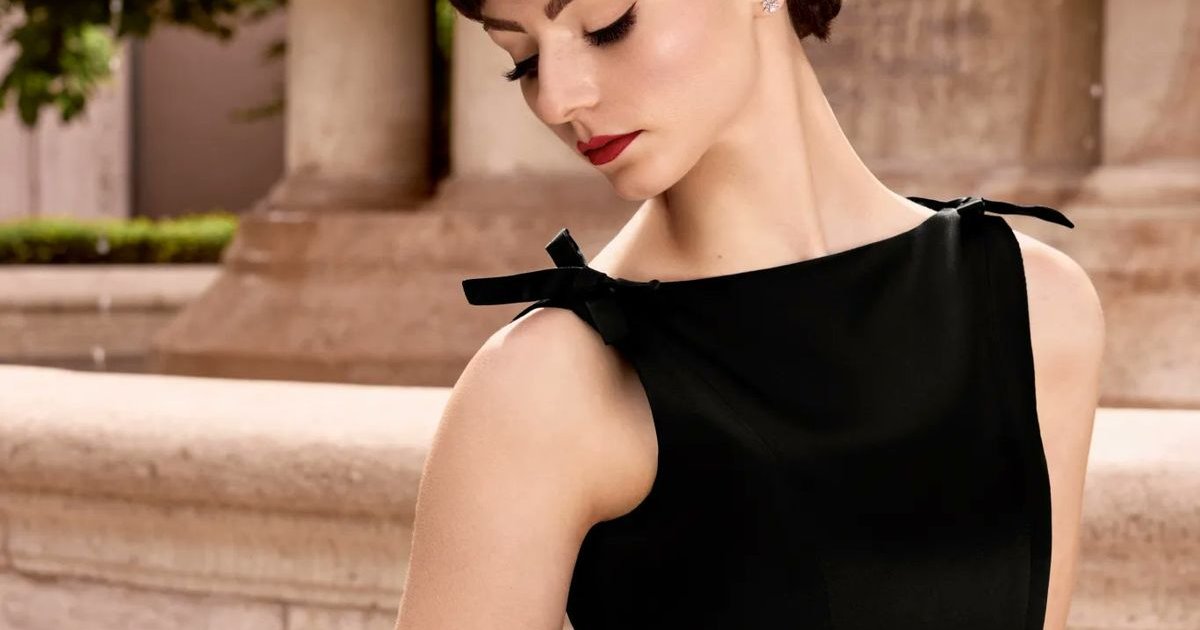 Prime immagini di #ThomasinMcKenzie nei panni di Audrey Hepburn e #AnselElgort n | Cinexcepción