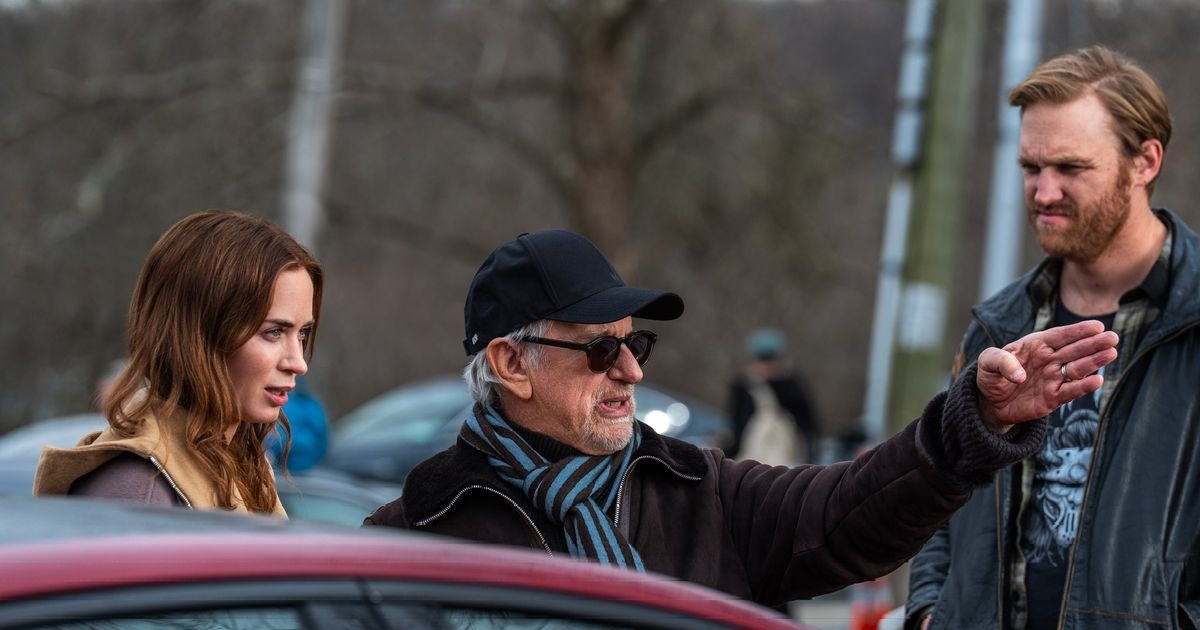 Emily Blunt, Steven Spielberg und Wyatt Russell hinter den Kameras von „Disclosu | Cinexcepción
