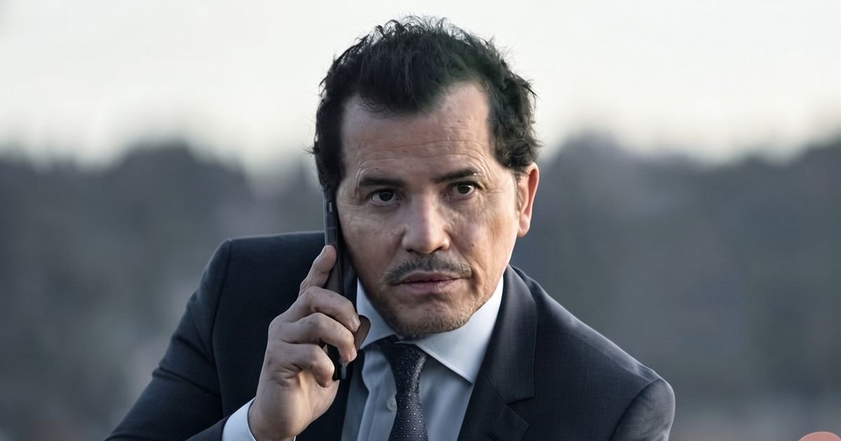 ジョン・レグイザモは『MIAMI VICE』リメイク版の悪役となり、マイケル・B・ジョーダンとオースティン・バトラーと対戦する。この映画の監督は #ホセ です | Cinexcepción