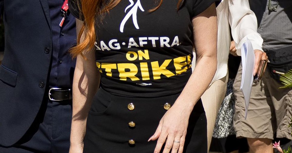 La Diosa Jessica Chastain llegando a #Venezia80, con una camiseta en apoyo  | Cinexcepción