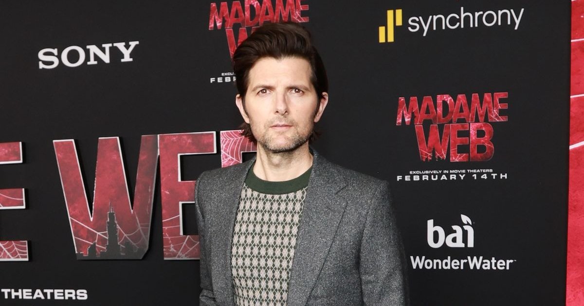 Adam Scott bei der Premiere von #MadameWeb. | Cinexcepción