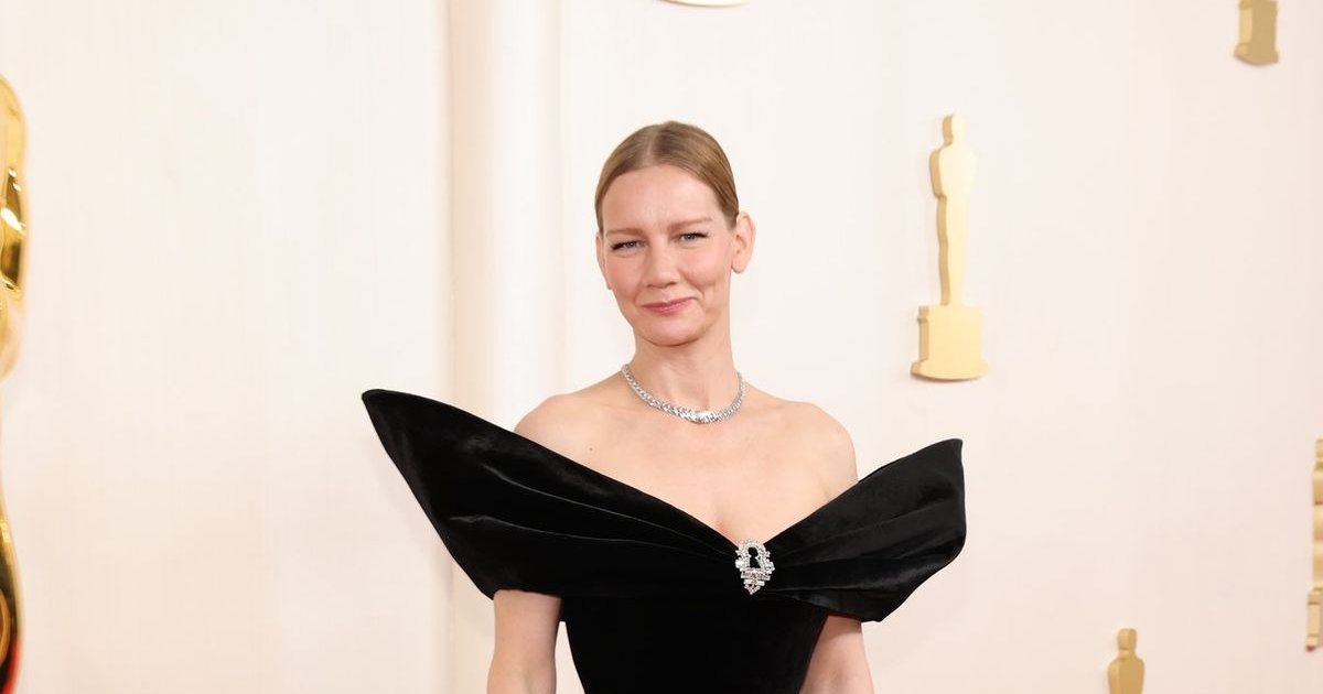 Sandra Hüller, nominiert als beste Schauspielerin, kommt in einem schwarzen Samt | Cinexcepción