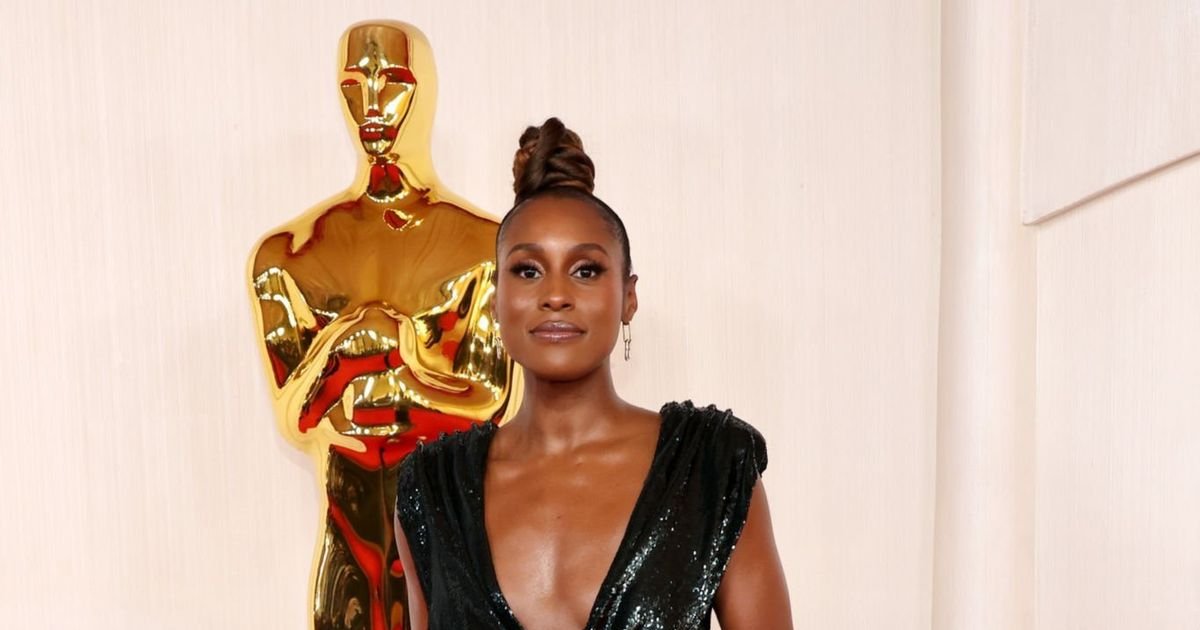 Issa Rae no tapete vermelho #O#OscarXcepcion com vestido AMI PARIS em lantejoula | Cinexcepción