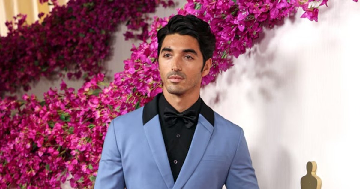 Taylor Zakhar Perez no tapete vermelho em um terno Prada azul claro. | Cinexcepción