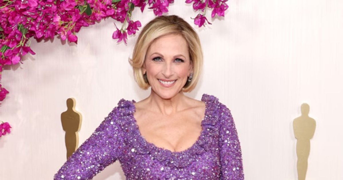Marlee Matlin in einem lavendelfarbenen Rodarte-Kristallkleid mit Briony Raymond | Cinexcepción