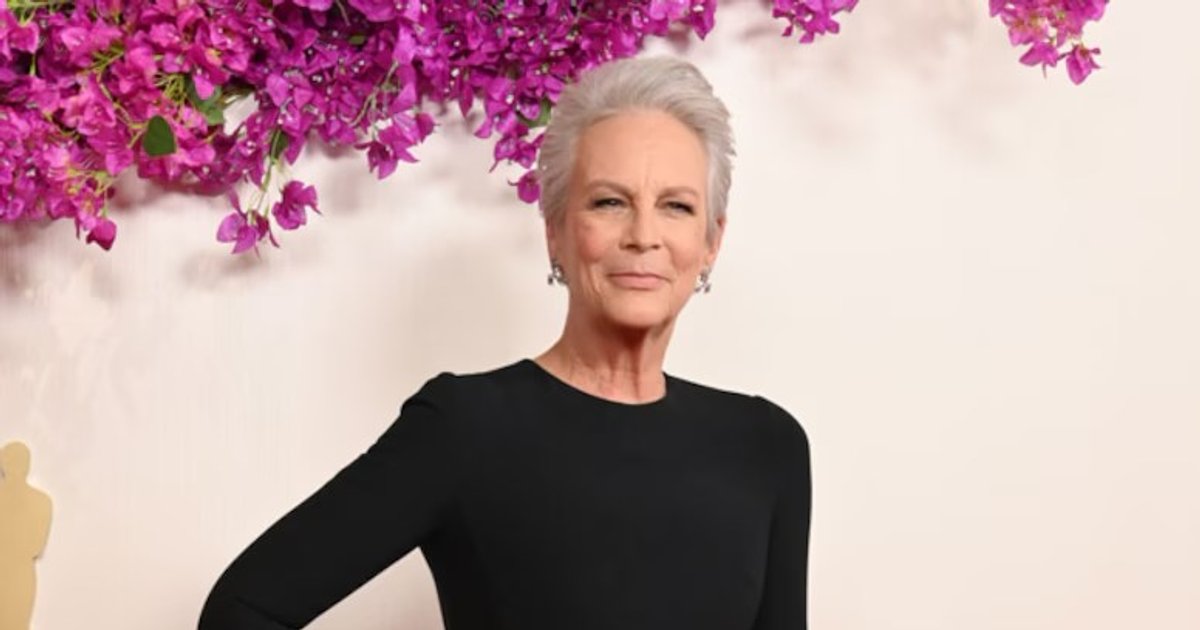 Jamie Lee Curtis en robe colonne noire Dolce & Gabbana, rehaussée d'un maxi brac | Cinexcepción