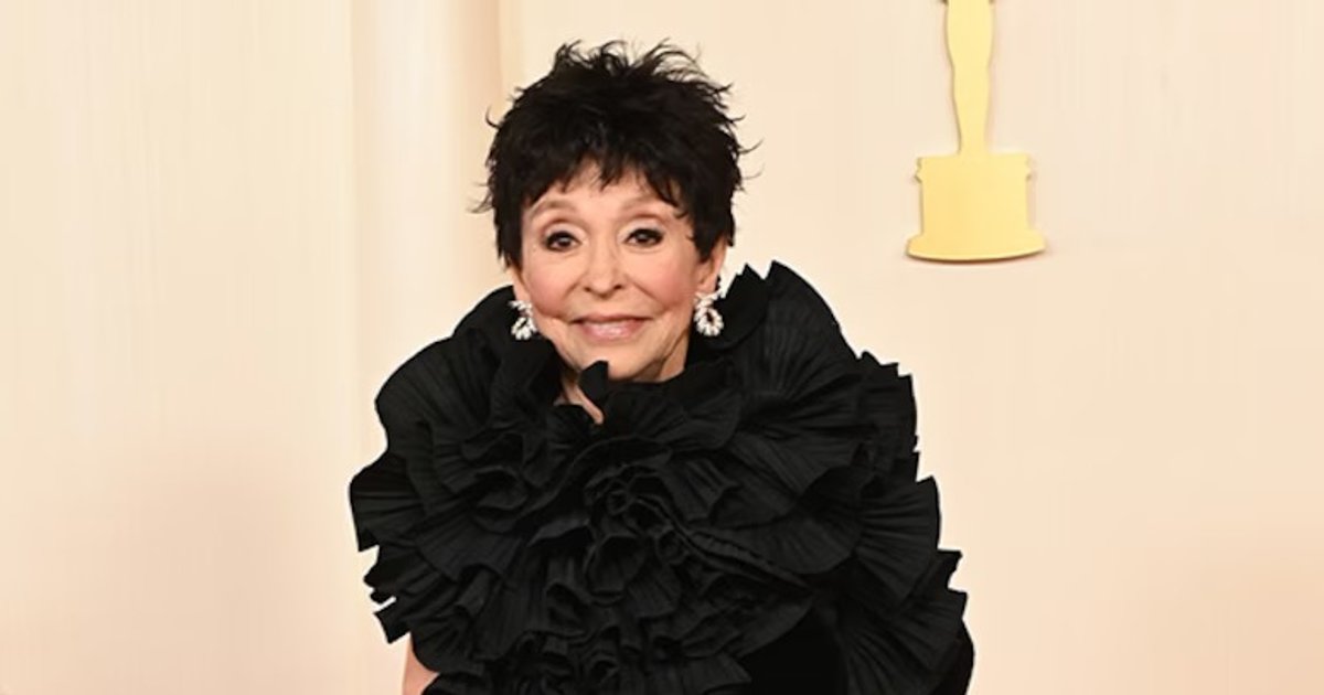Rita Moreno, 93, in einem schwarzen Endivienkleid von Badgley Mischka. | Cinexcepción